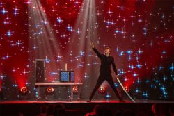 Beleef de betoverende Amsterdam Magical Experience van de getalenteerde illusionist Nigel Otermans.