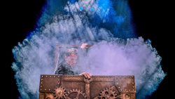 De Tijdreiziger is de betoverende theatershow van Nederlands kampioen illusionisme Nigel Otermans. Samen met zijn Wonder Girls reis je door de tijd met meer dan twintig spectaculaire illusies.